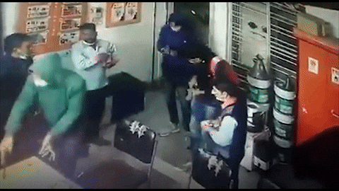 video ten cuop xong vao tram xang khong che nhan vien roi vo sach tien