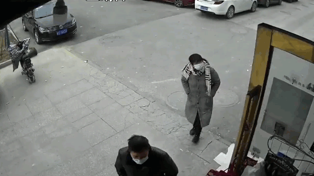 video kinh hoang khoanh khac tuong chung cu bat ngo do ap xuong suyt de trung 2 nguoi dang di bo