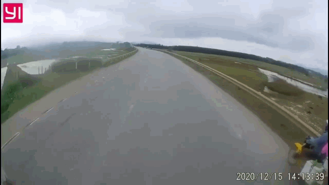 camera giao thong tong trung doi nam nu thanh nien bay xa hang chuc met