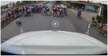 camera giao thong hanh dong dep cua tai xe container khi thay nhom hoc sinh loay hoay qua duong