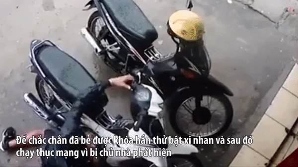 video trom xe may con can than bat xi nhan de kiem tra dao chich co chan chay thuc mang vi bi gia chu phat hien