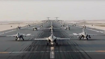 video khong quan qatar pho dien suc manh bang cuoc dien tap voi di bo