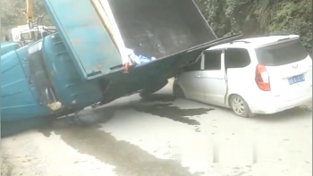 camera giao thong xe tai vuot au lac tay lai roi lat nhao de len o to nguoc chieu