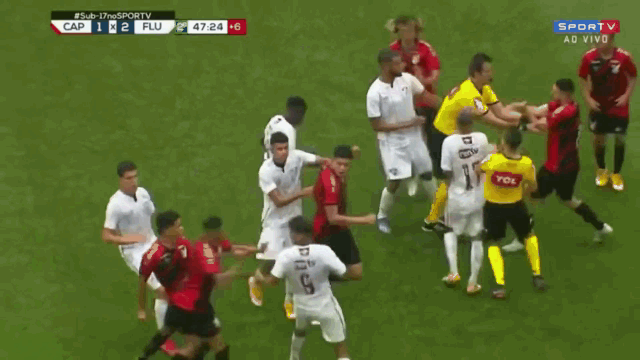 Video: 9 cầu thủ bị đuổi cùng lúc vì sử dụng "tay chân" thay vì đá bóng trên sân
