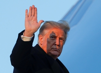 ong trump choi golf o florida giua luc chinh phu doi mat nguy co dong cua