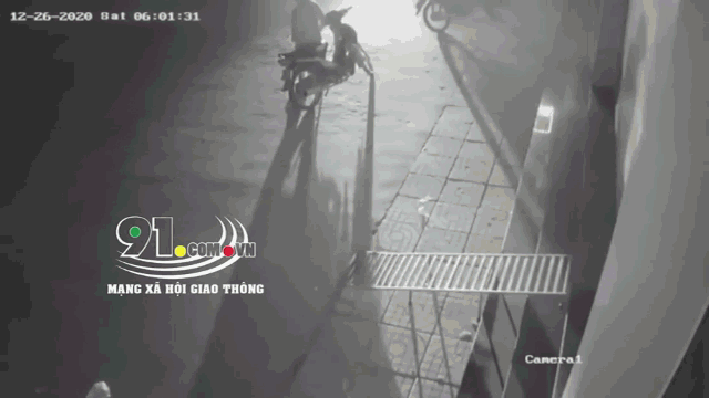 camera giao thong xe tai no lop lao sang ve duong huc vang 3 xe may