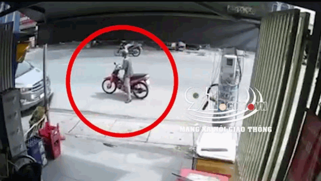 camera giao thong nguoi dan ong loang choang roi tu nga xuong duong