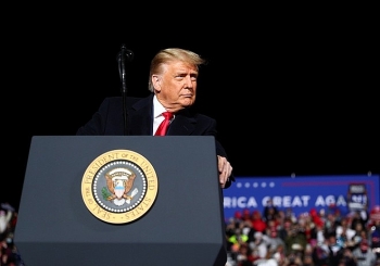 ong trump muon co mot san bay mang ten minh
