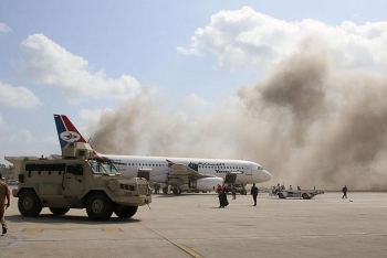 Máy bay chở chính phủ Yemen mới vừa hạ cánh, một tiếng nổ rung trời vang lên