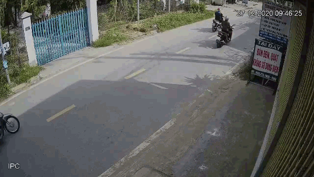 video cuop tao ton giat tui xach khien nguoi phu nu gap tai nan