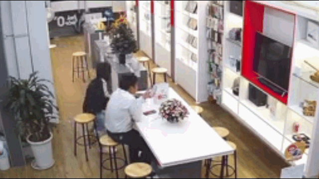 video lieu linh vao cua hang dien thoai giat do roi thao chay nu dao chich bi tom song