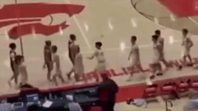 video cay cu vi thua tran cau thu gia vo bat tay roi dam guc doi thu tren san