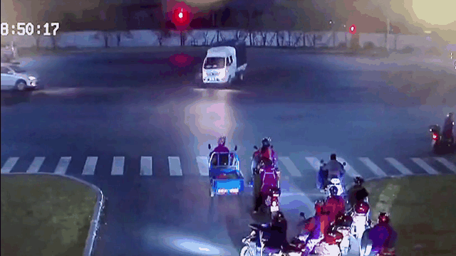 camera giao thong xe tai boc chay ngun ngut sau va cham dan pha kinh chan gio cuu tai xe