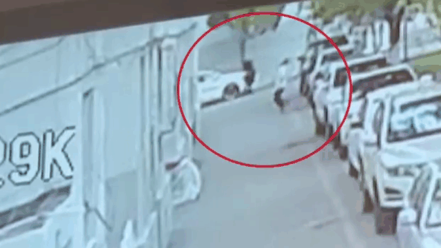 video nam thanh nien dung cam dung than minh do em be nga tu tang 5