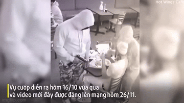 video cuop di sung doat dong ho rolex dat gia cua thuc khach chi trong vai giay