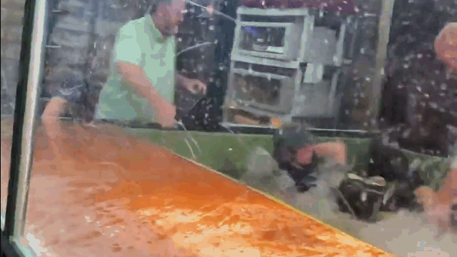 video nam thanh nien vat lon voi ca sau de giai cuu nguoi