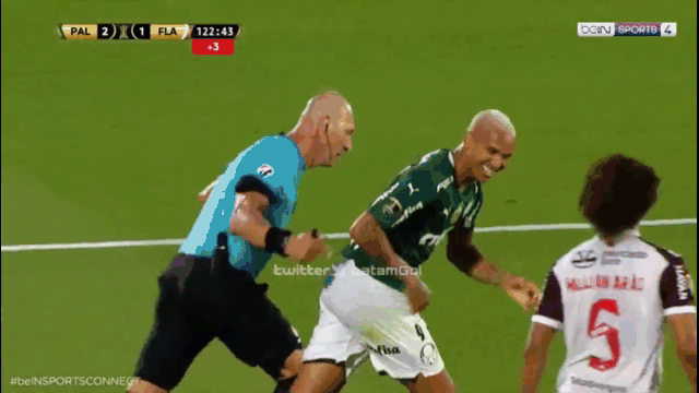 video trong tai vu a vo nhe vao lung cau thu vo i va ng nam guc xuong san an va