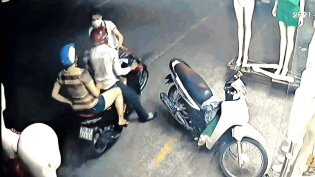 video trom dien thoai bi phat hien doi nam nu danh roi ca tre nho khi bo chay