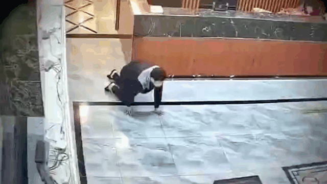 video nguoi dan ong len bo ra khoi spa de quyt tien