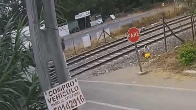 Camera giao thông: Cố vượt qua đường ray, xe tải bị tàu hỏa băng qua tông "rụng đầu"