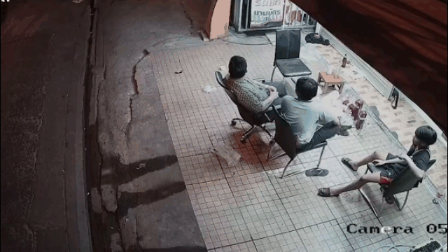 camera giao thong dang tha nh thoi uo ng nuo c tren vi a he 3 thanh nien ba t ngo bi o to tong tru ng