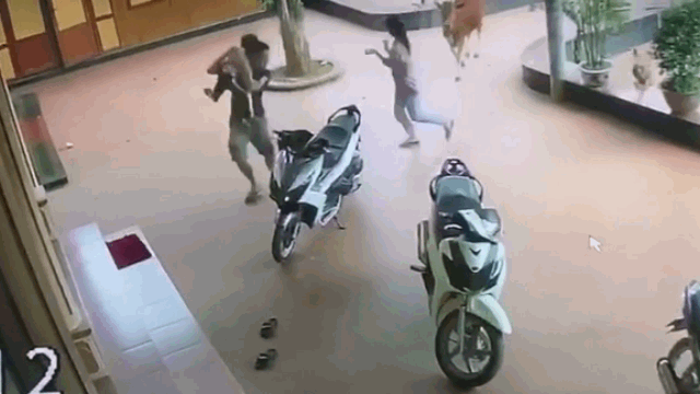 video con trai bi bo duoi dien cuong va man giai cuu tuyet voi cua ong bo tre