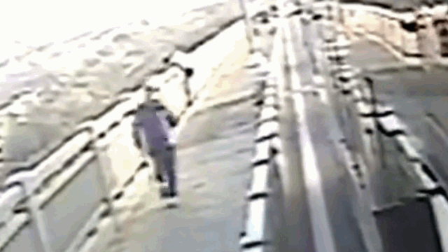 Video: Tài xế lao khỏi xe buýt nhanh như chớp, cứu sống người phụ nữ định nhảy cầu