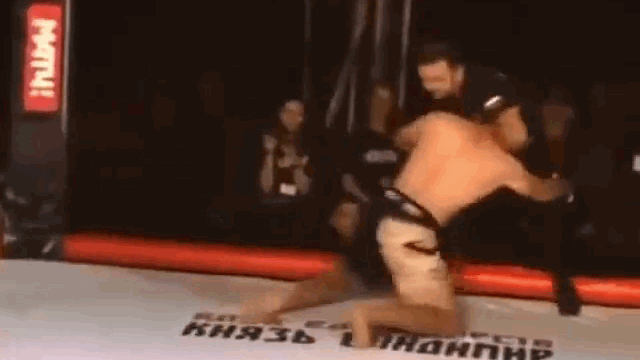 Video: Bị đo ván trong 5 giây, võ sĩ bị choáng tấn công nhầm trọng tài