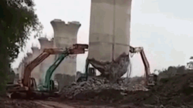 video tru be tong kho ng lo do sap bat ngo de trung may xuc o indonesia