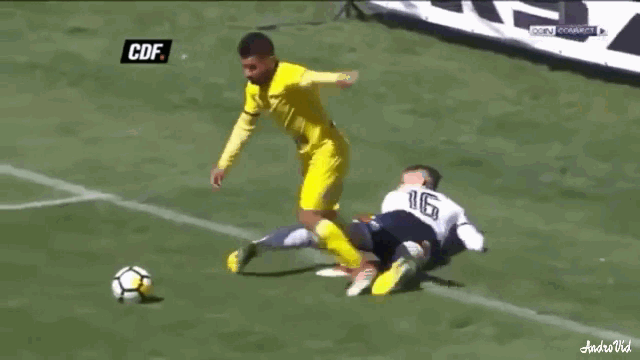 Video: Cầu thủ giả vờ ngã trong vòng cấm để kiếm penalty và phản ứng của trọng tài