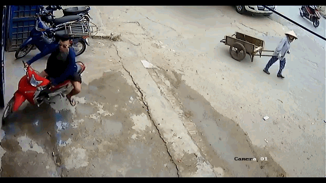 video thanh nien tro m xe bi co gai truy duoi hoa ng so cha y vang ca de p