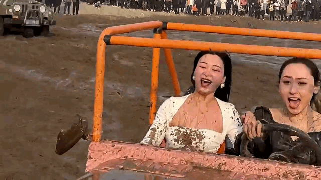 camera giao thong khong kip nhan phanh xe dia hinh co gai dam sa m vao doi nam nu