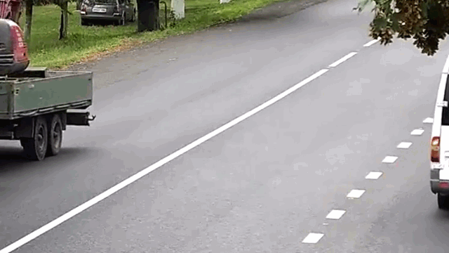 camera giao thong thoat chet sau cu dau dau kinh hoang tai xe ngo ngac