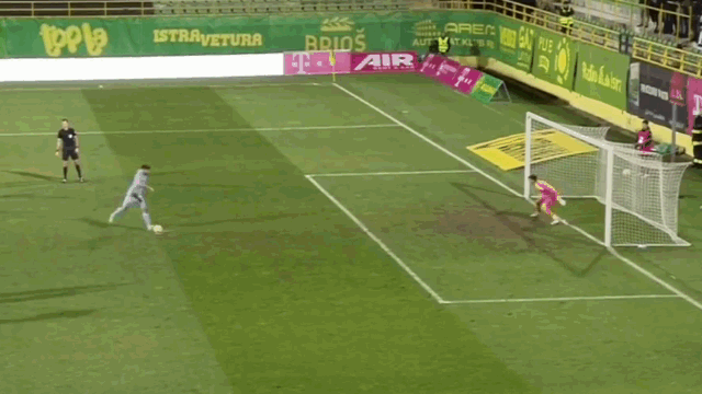 video vua sut penalty thanh cong cau thu ba t ngo bi trong tai rut the do