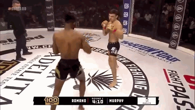 video vo si tung ra cu da hie m ho c khien doi thu guc xuo ng san dau