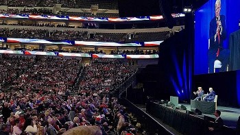 ong trump ba t ngo bi dam dong la o khi tuyen bo da tiem mui thu ba