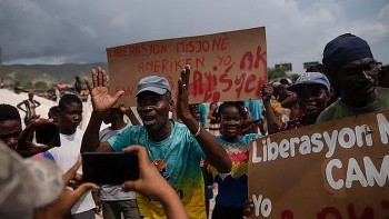 12 con tin bi bat coc tai haiti tron thoat ngoan muc