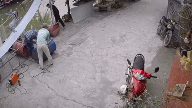 video thung phi phat no nhu bom nguoi han xi gap nan kinh hoang