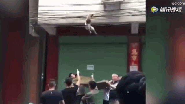 video ha ng chu c nguo i hop suc giai cuu be trai bi treo lo lung tren day dien