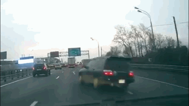 Camera giao thông: Mất lái khi vượt ẩu, ô tô Subaru bay khỏi cao tốc