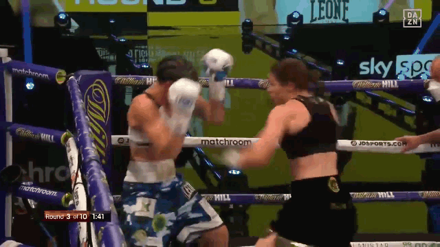 video nhan lien tiep hon 200 cu dam cua doi thu vo si bi bien dang khuon mat