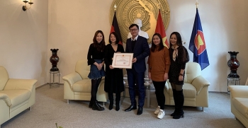 trao giay khen cho ca nhan tap the nguoi viet tai duc vi co nhieu dong gop cho cong dong