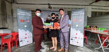 trao 100 phan qua cho lao dong viet nam tai bang johor malaysia