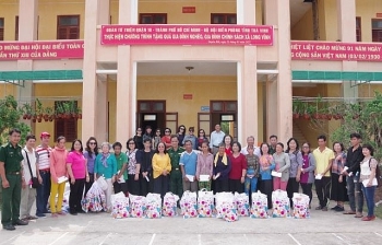 ca nuoc chung tay cham lo tet cho nguoi ngheo gia dinh chinh sach