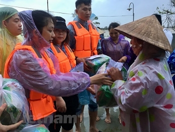 luu hoc sinh viet tai trung quoc trao qua tet cho nguoi dan tra leng quang nam