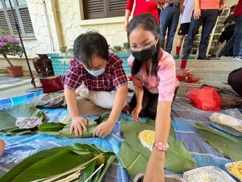 cong dong nguoi viet tai singapore thi goi banh chung don tet