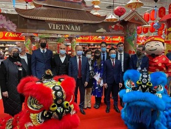 le hoi tet nguyen dan viet nam lan dau tien duoc to chuc tai he thong sieu thi cua phap