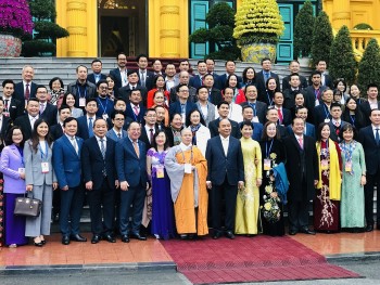 chu tich nuoc nguyen xuan phuc cung kieu bao dang huong tha ca chep