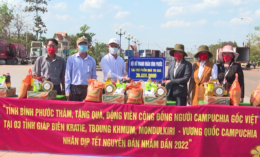 Bình Phước tặng hơn 1.000 phần quà cho cộng đồng người Campuchia gốc Việt