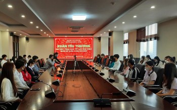 truong dai hoc y duoc thai nguyen tang 68 suat qua tet cho sinh vien lao campuchia